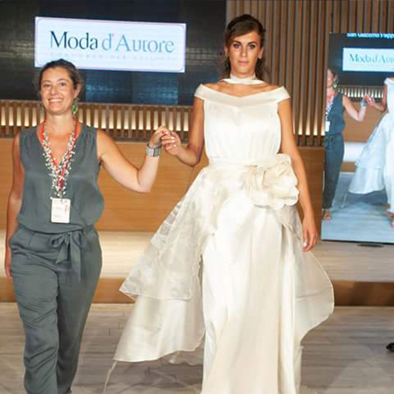 Lignano Sabbiadoro - Abito da sposa in passerella - La modella con la Stilista 